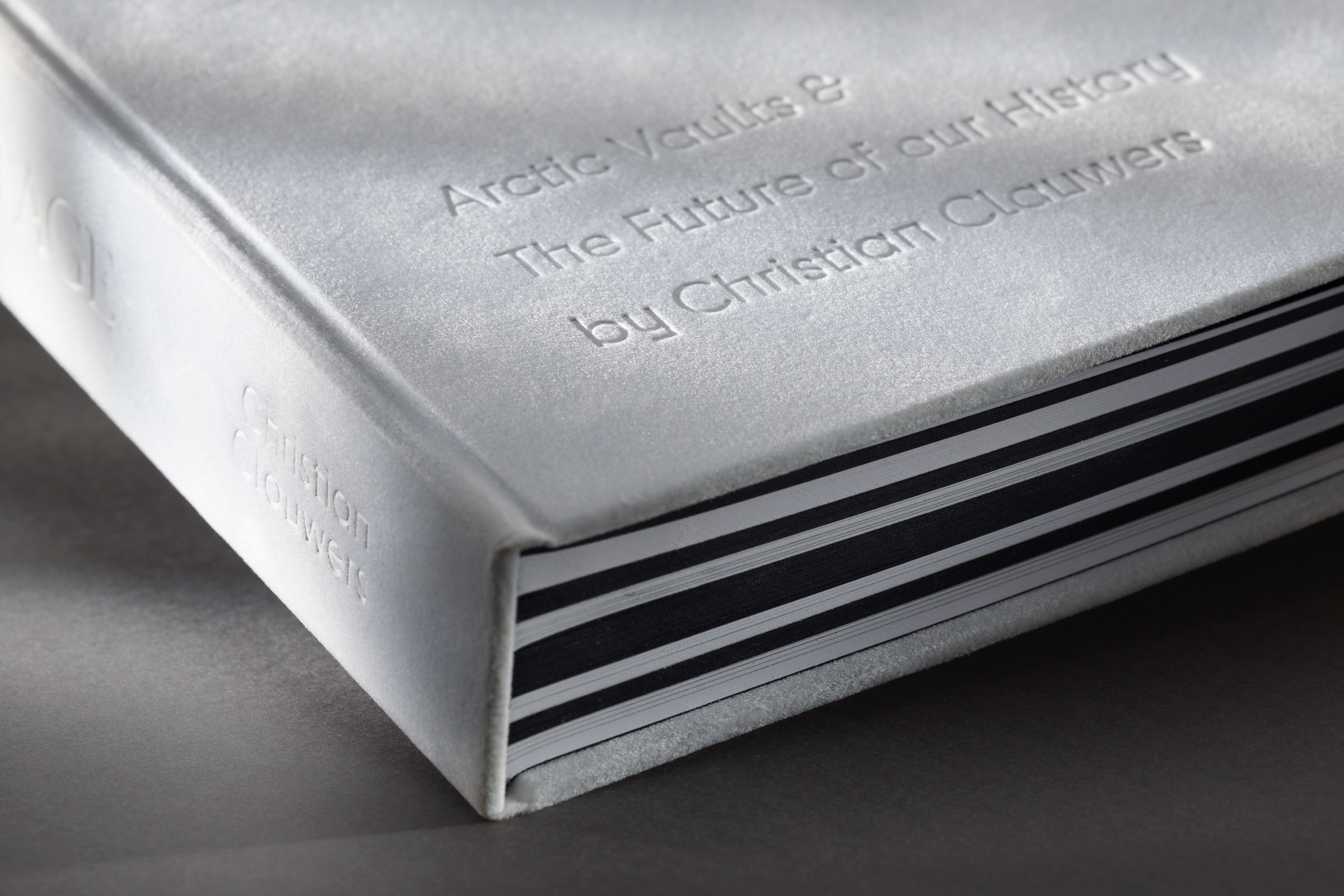 Luxe hardcover boekbinding met Suede-cover en debossing, premium afwerking door Buroform voor Frozen Heritage van Christian Clauwers