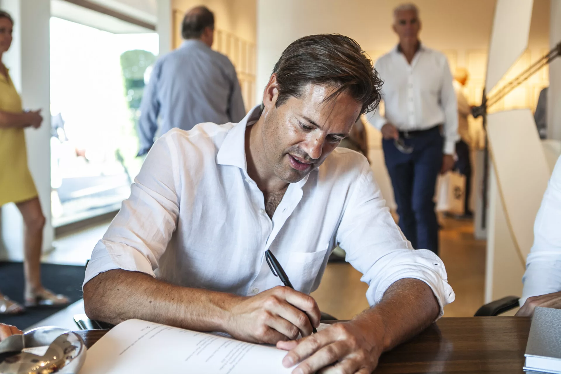 Samuel Vanhoegaerden signeert zijn boek Codex Panamarenko tijdens een vernissage